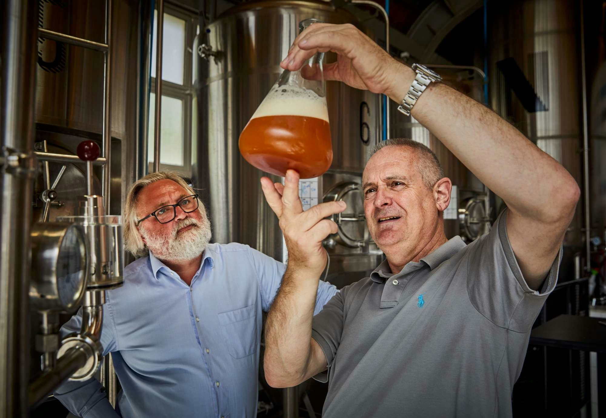 Peter Rouwen van Brouwerij Noordt (r) en Heineken's brouwmeester Willem van Waesberghe