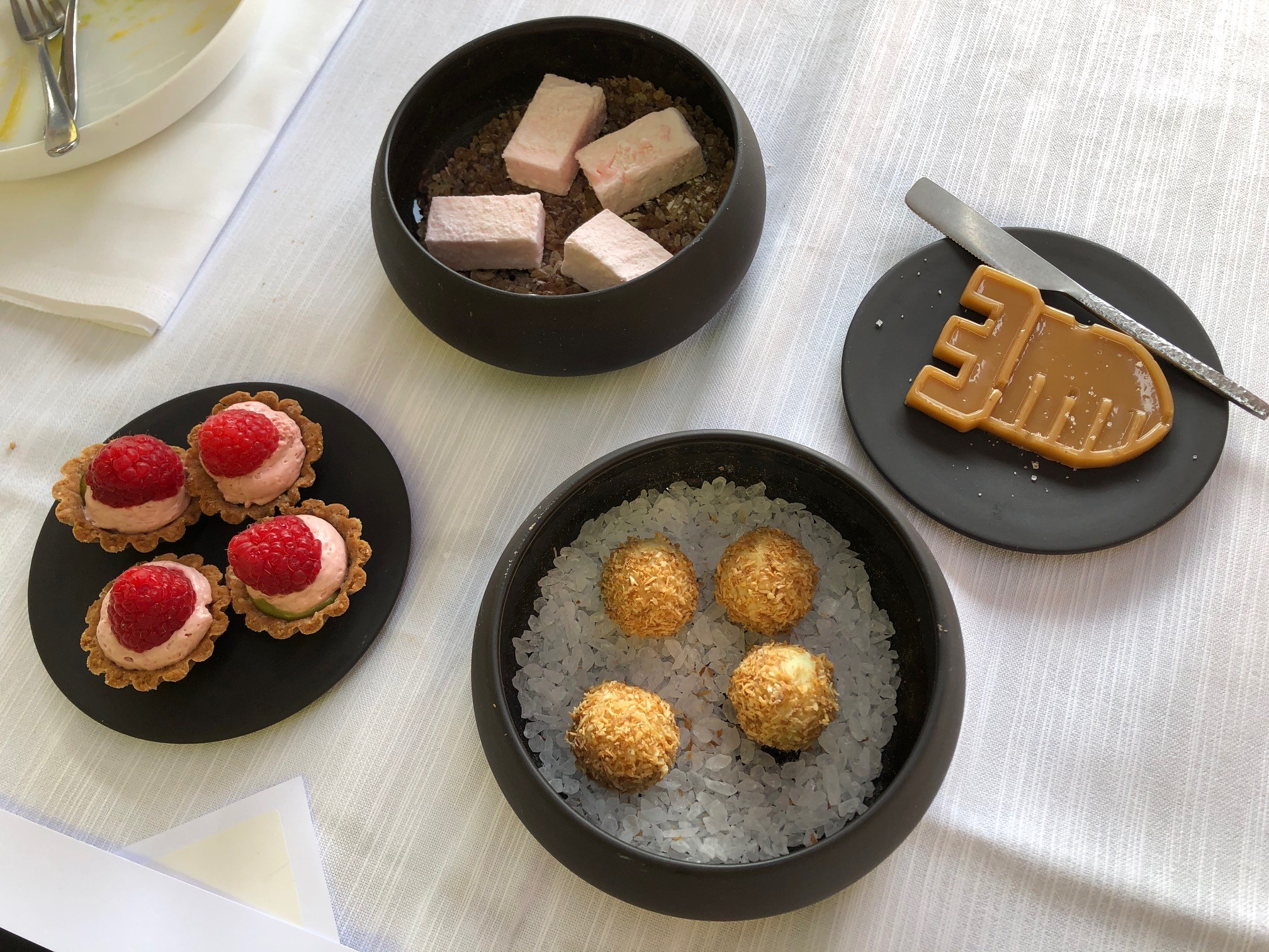 Restaurant Bentinck: marshmellow, yuzu, perzik, karnemeld. Tartelette, pistache, framboos. Bonbon, limoenblad. 