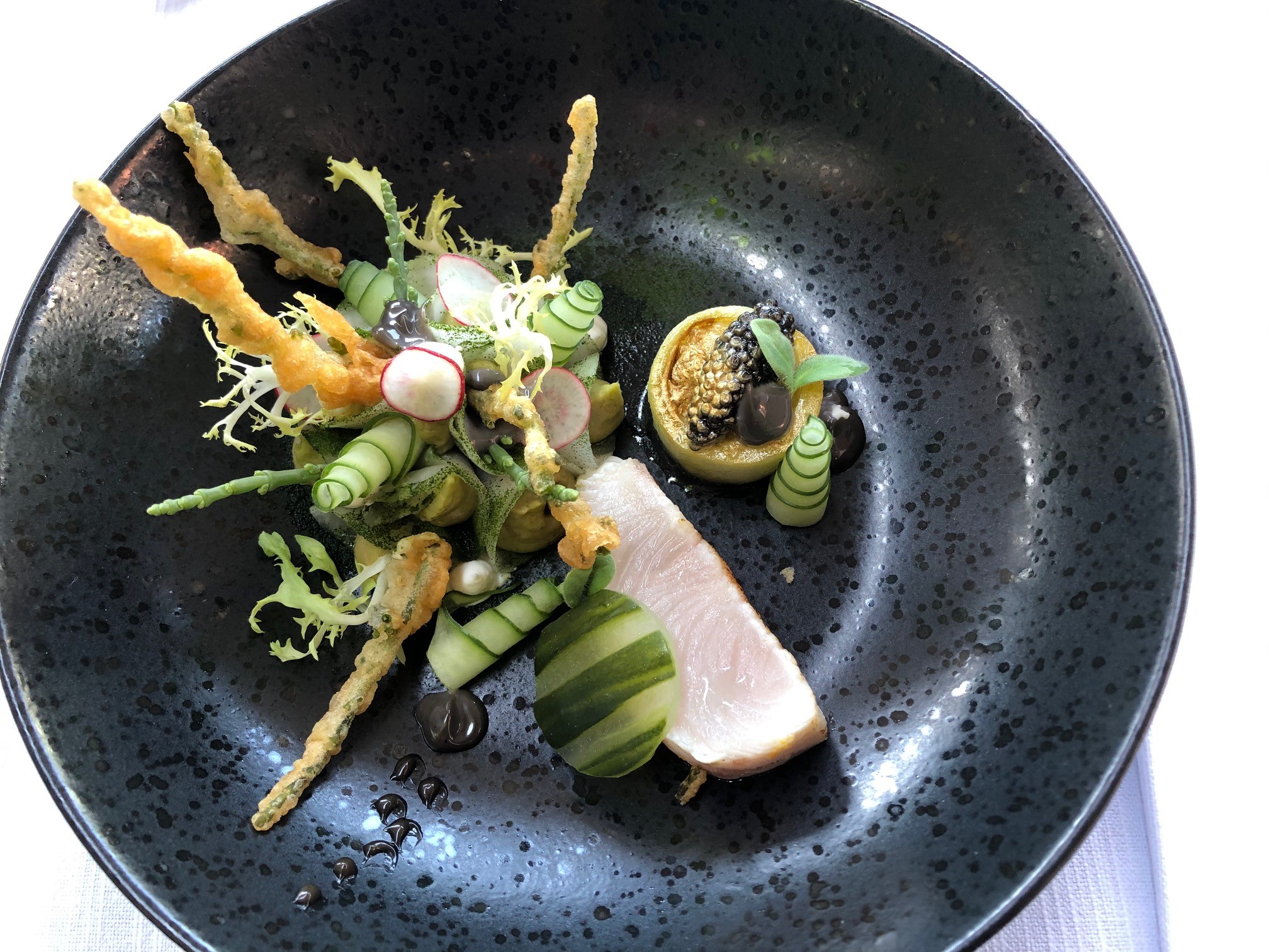 Amused, Hardenberg. Yellowtail, kaviaar (NL), komkommer, dashi, yoghurt, zeekraal, radijs en zwarte knoflook.