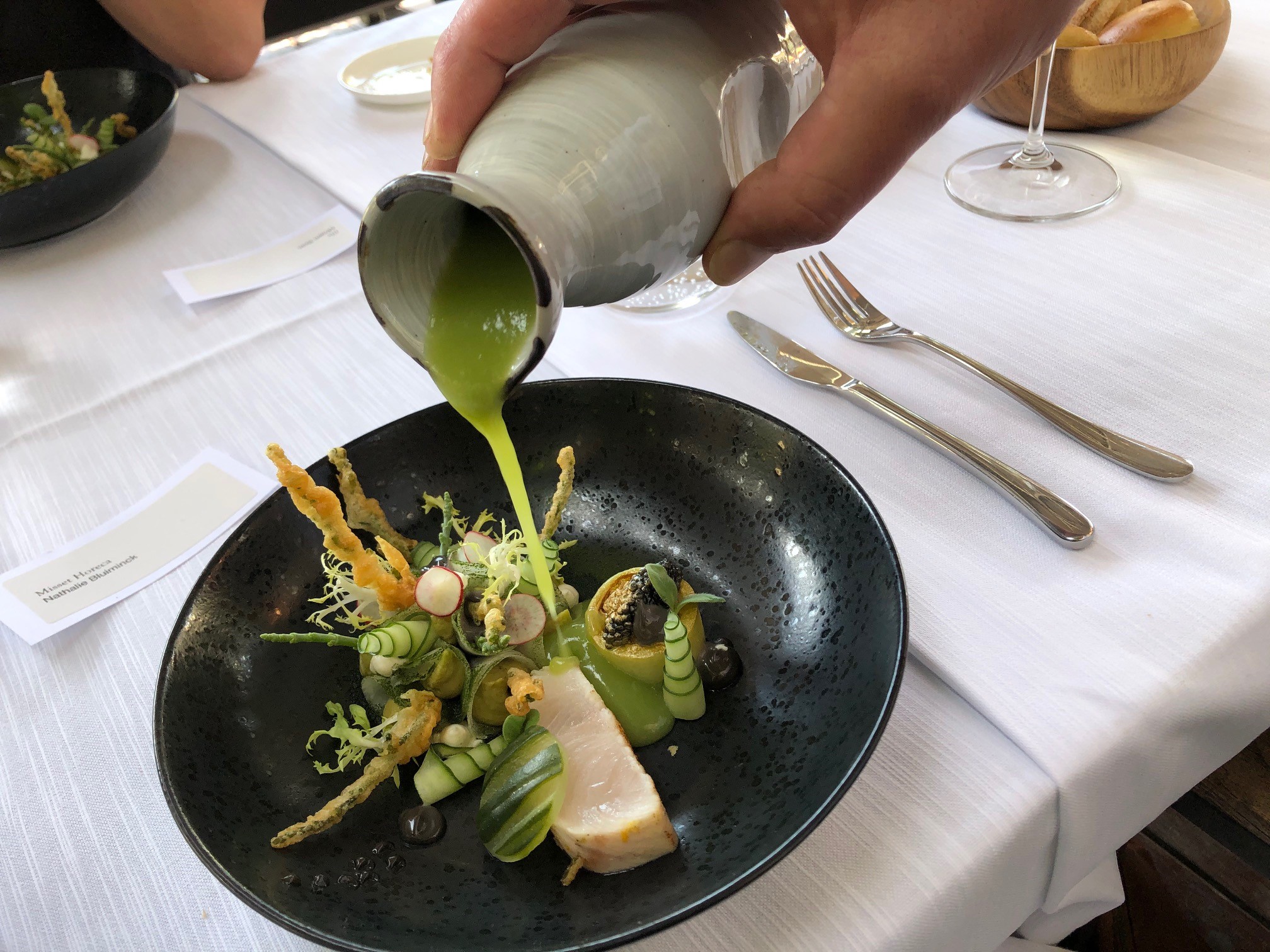 Amused, Hardenberg. Yellowtail, kaviaar (NL), komkommer, dashi, yoghurt, zeekraal, radijs en zwarte knoflook.