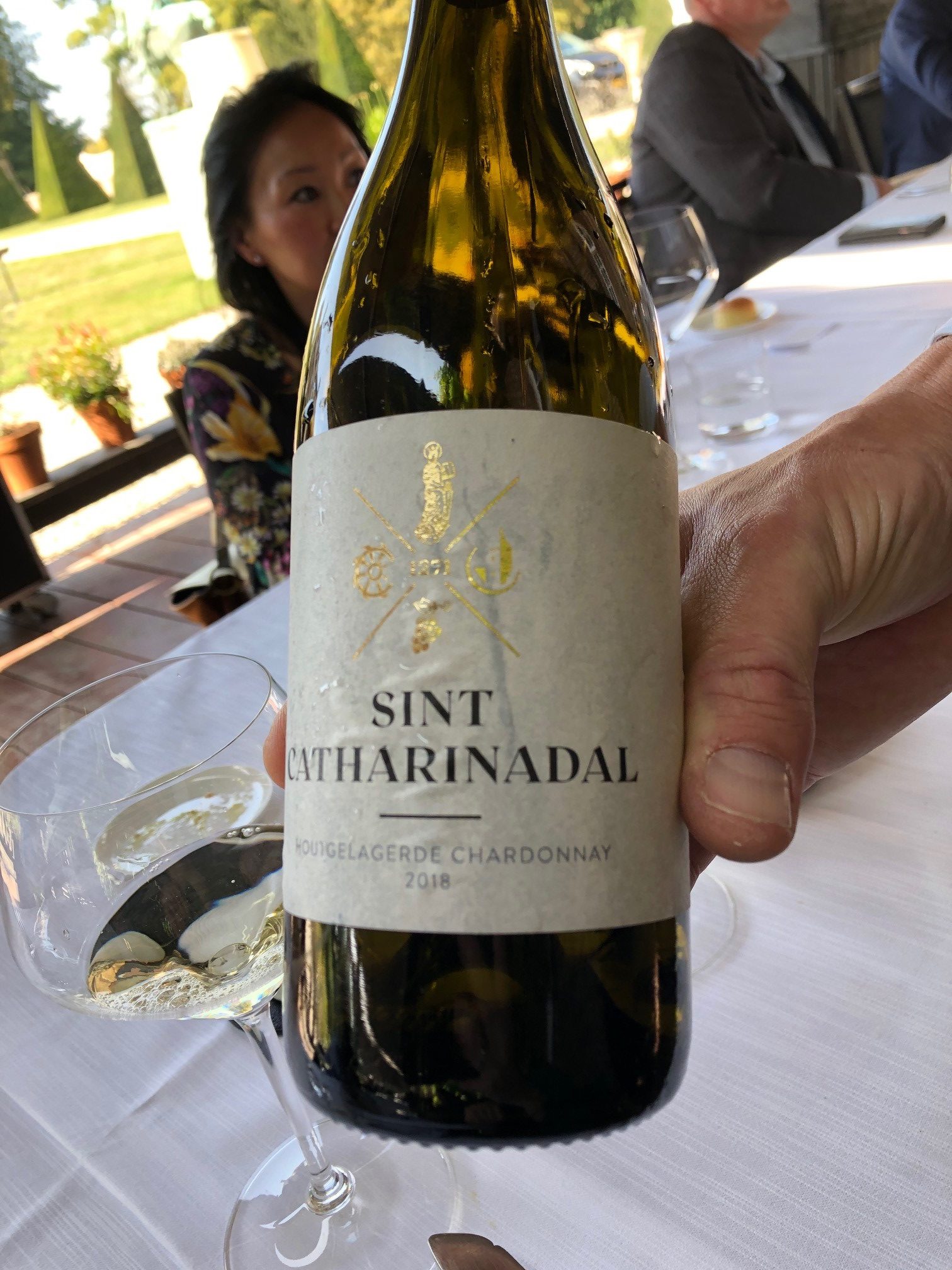 NL-wijn van de nonnen uit Oosterhout, Sint Catharinadal. Bentinck kocht een partij op die eigenlijk voor KLM bestemd was maar deze kon de flessen vanwege corona niet afnemen. 