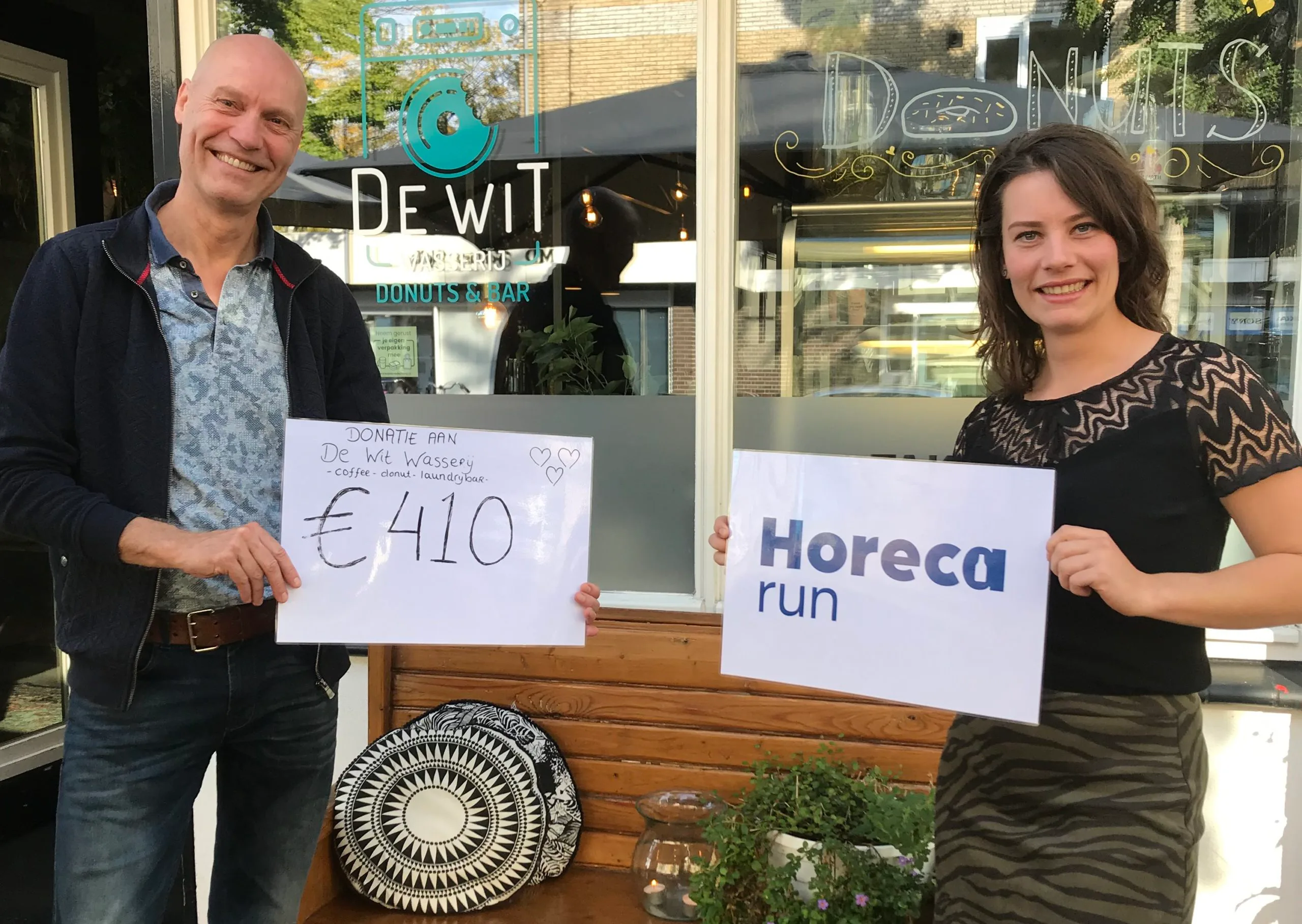 Julia Mulder met Rob Groenen die €410 bij elkaar gefietst heeft voor café De Wit Wasserij.