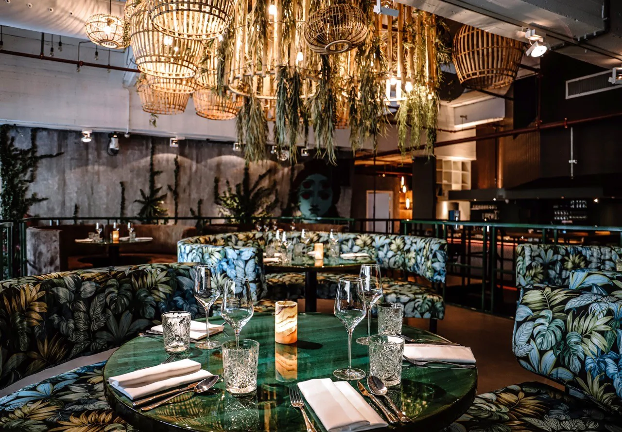 Tijdens deze crisis is de totaalbeleving nóg belangrijker. Het net geopende Rotterdamse TIWYA (This Is What You Are) in Rotterdam is een Aziatisch totaalconcept.