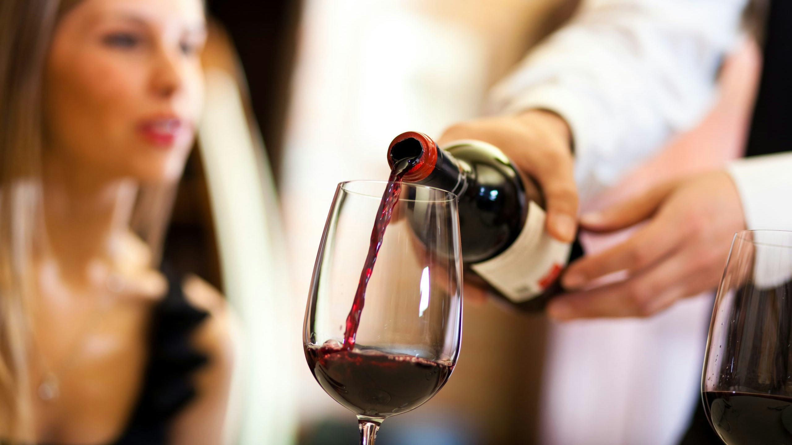 Hoteliers: 'Het voelt zó gek om om 20.00 uur de wijnglazen van tafel te moeten halen'