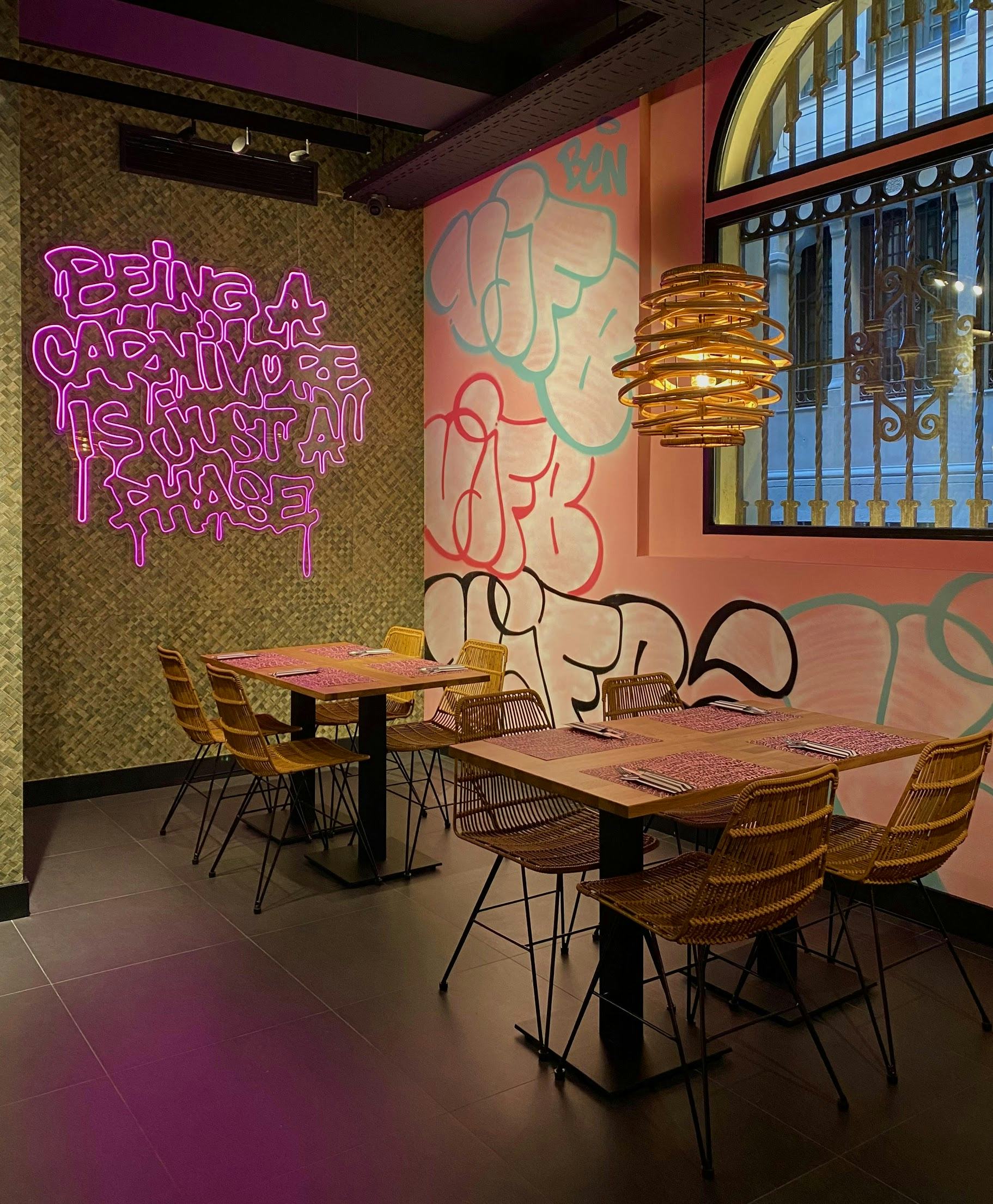 Het interieur van de Vegan Junk Food Bar in Barcelona