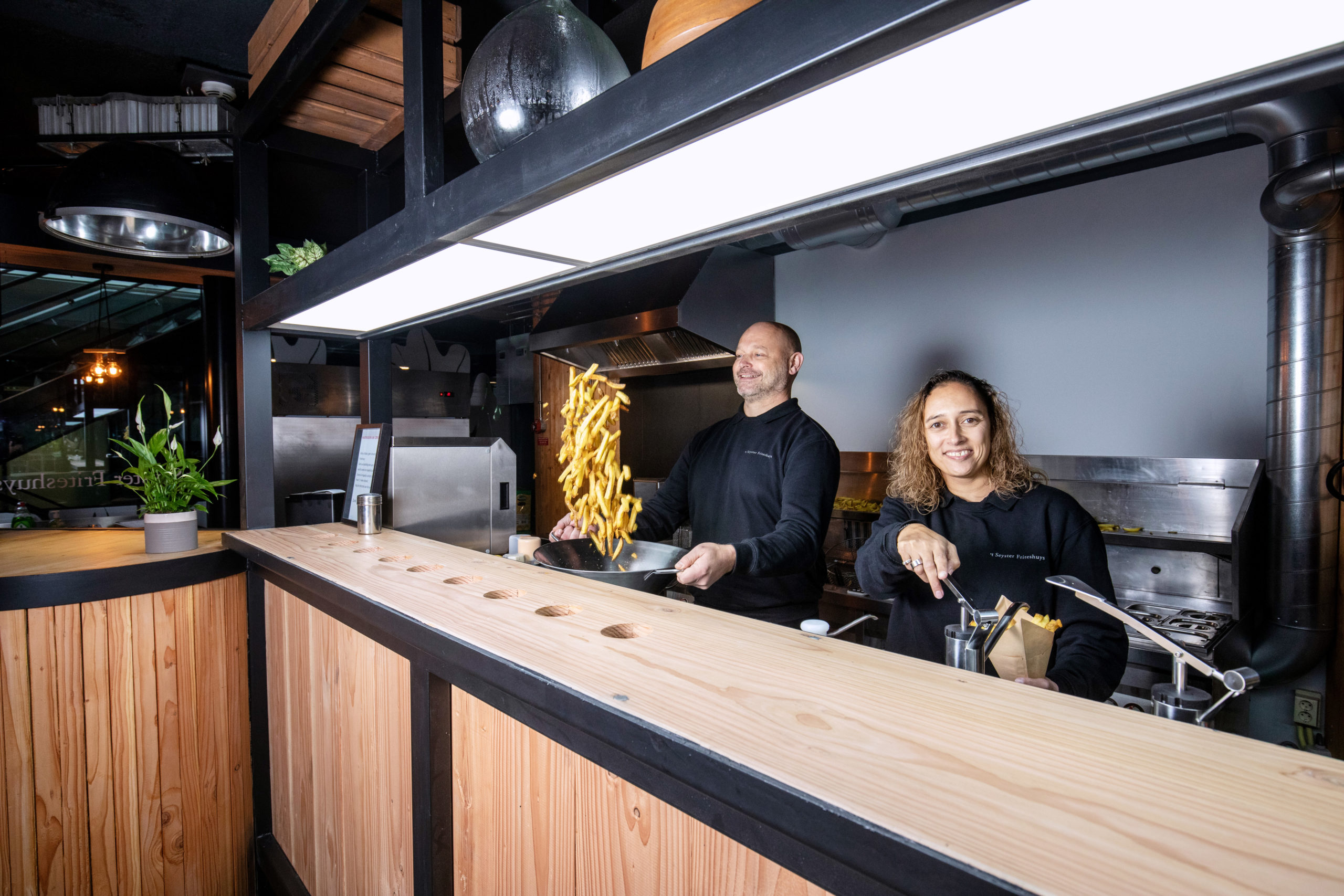 Gaby en Diana van den Hengel van Seyster Friteshuys