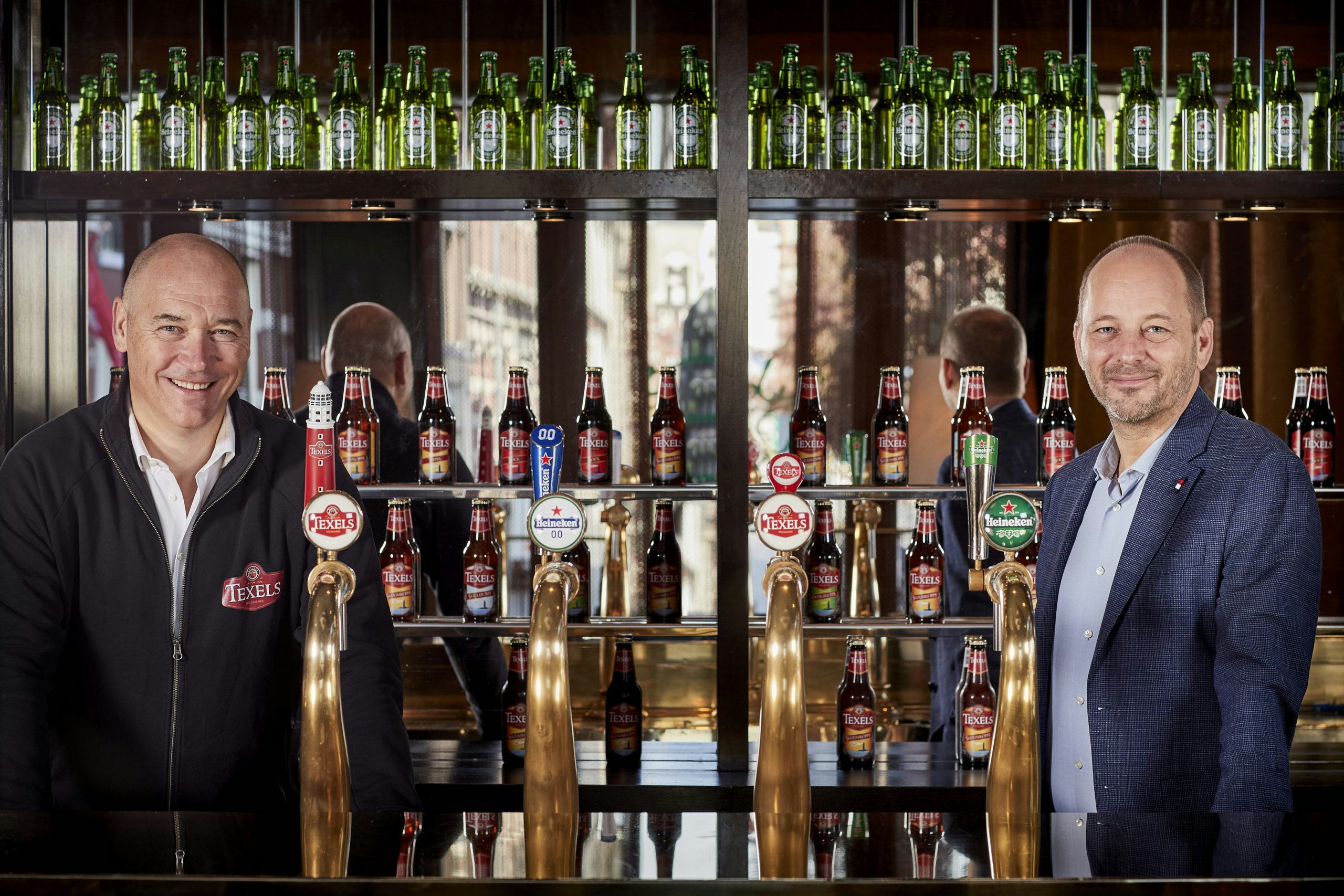 Cor Honkoop (l) en Hans Böhm, algemeen directeuren van Texelse Bierbrouwerij en Heineken.