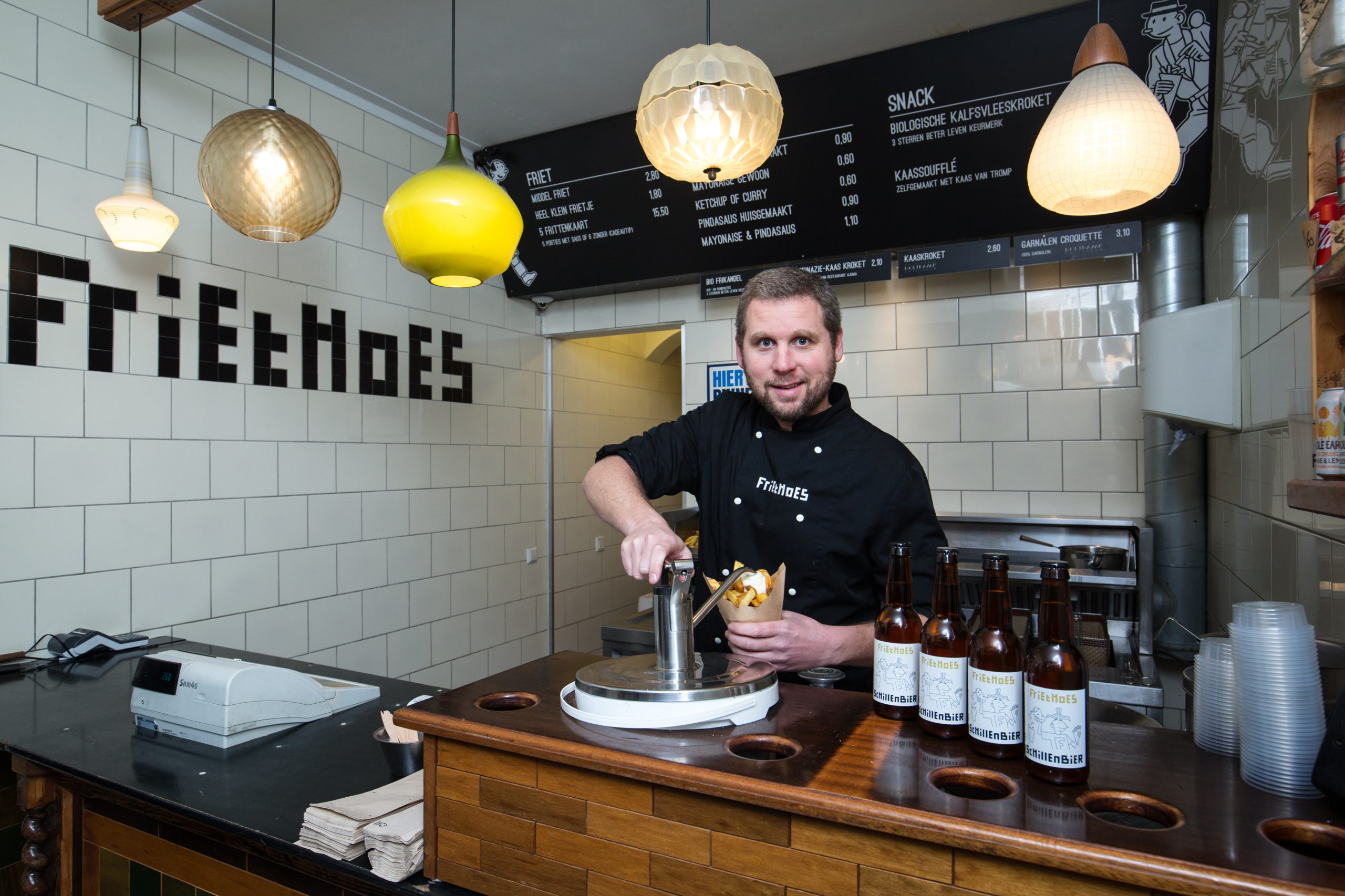 Sebastiaan Hoes en het door hem ontwikkelde Schillenbier. © Sebastiaan Rozendaal