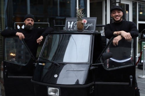 George cocktailshakers reizen met tuktuk door Nederland