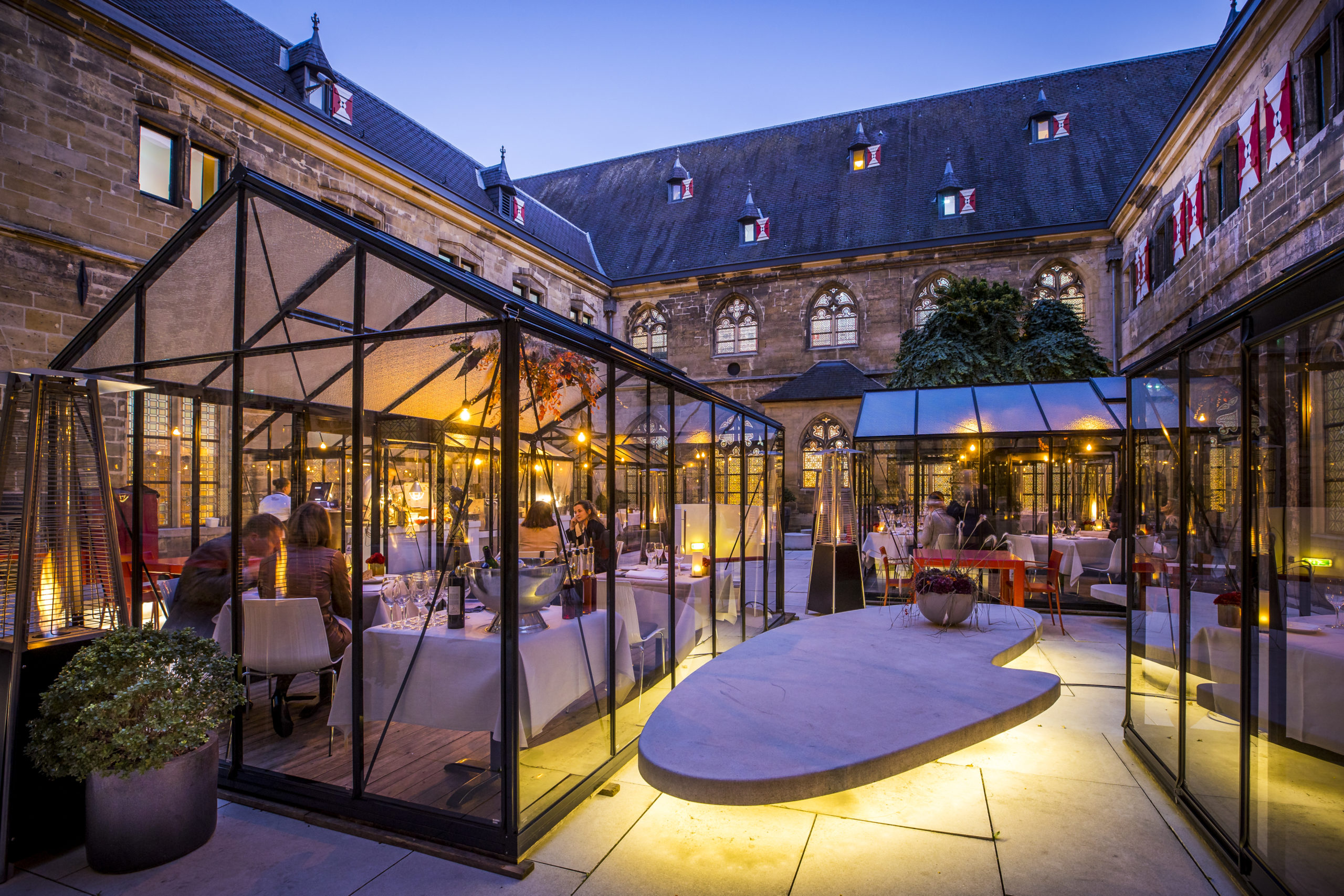 Kruisherenhotel zet binnenplaats vol kassen om in te dineren