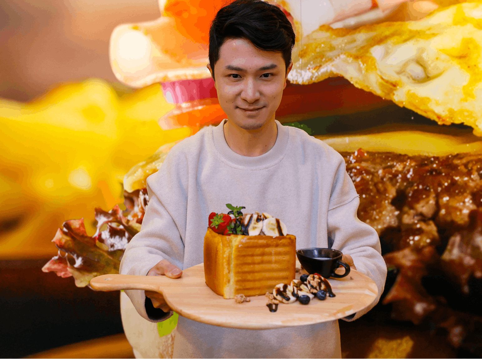 Yao Li met zijn Baked Toast with honey.
