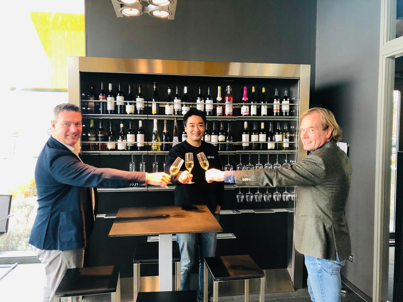 De huurders Robin van der Schuyt, directeur Van der Linde Catering + Evenementen, Wai Man Lo, directeur Indonesia, en verhuurder Hans van der Linde.