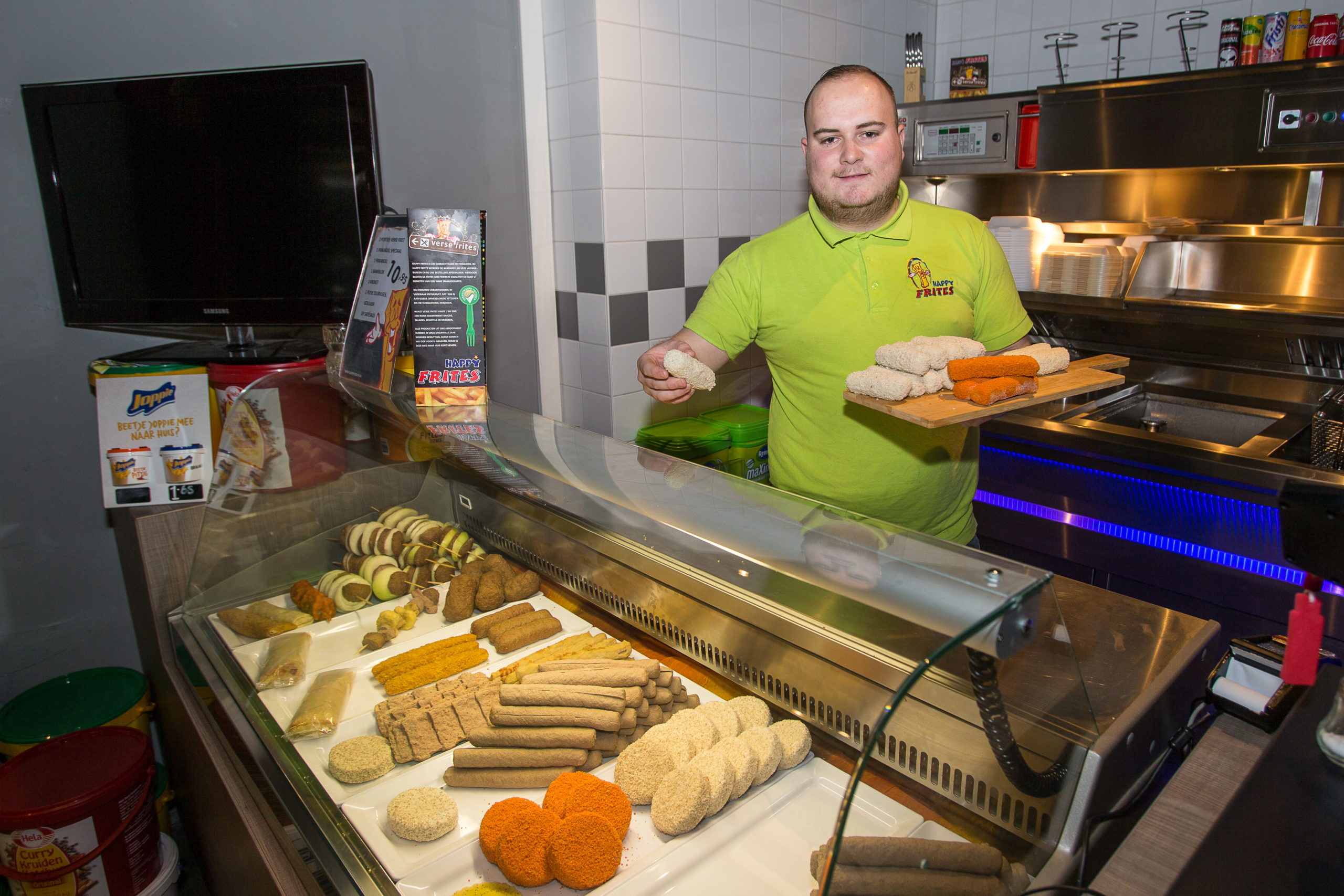 Niels Faessen (21) in zijn Happy Frites cafetaria in Welten