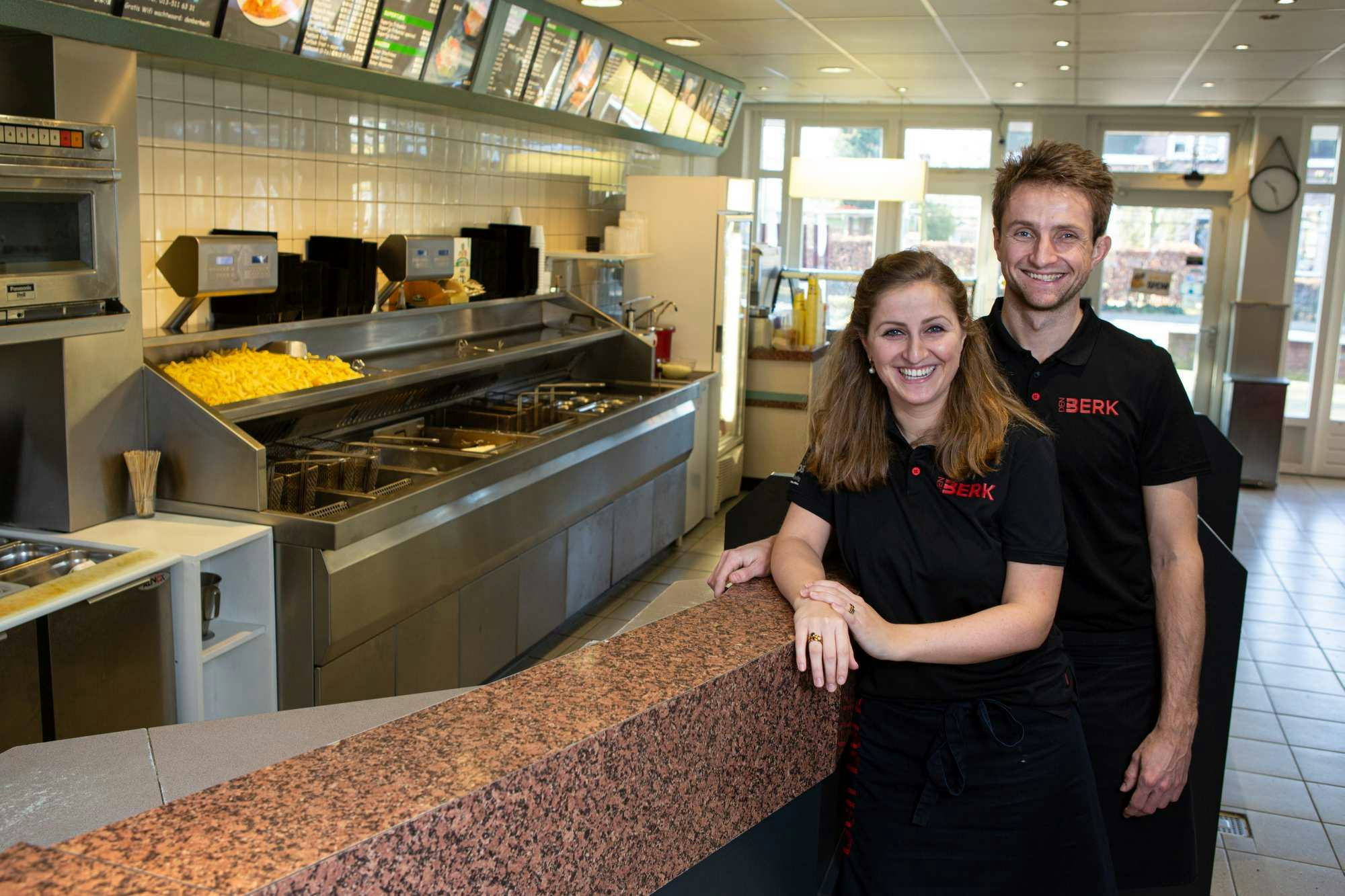 Portret van broer en zus Lisa (26) en Niek de Weijer (29) van cafetaria Den berk in Udenhout.