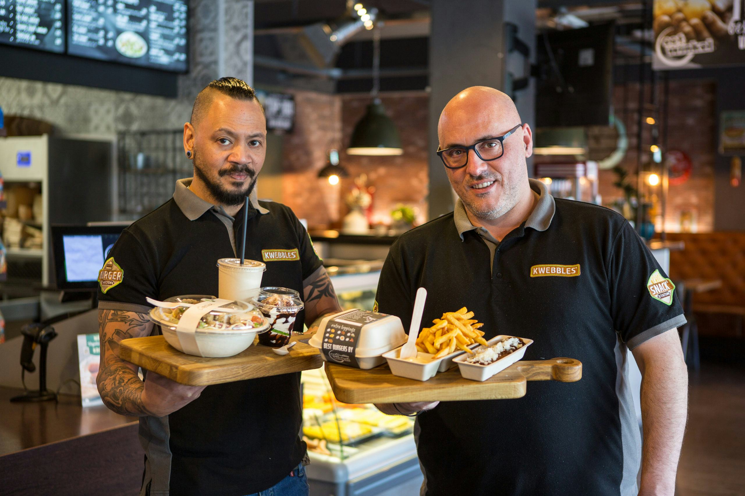 Benjamin Leassa en Antoine van Vugt (rechts) van Eetwinkel Kwebbles in Geertuidenberg.
Foto: Peter Roek