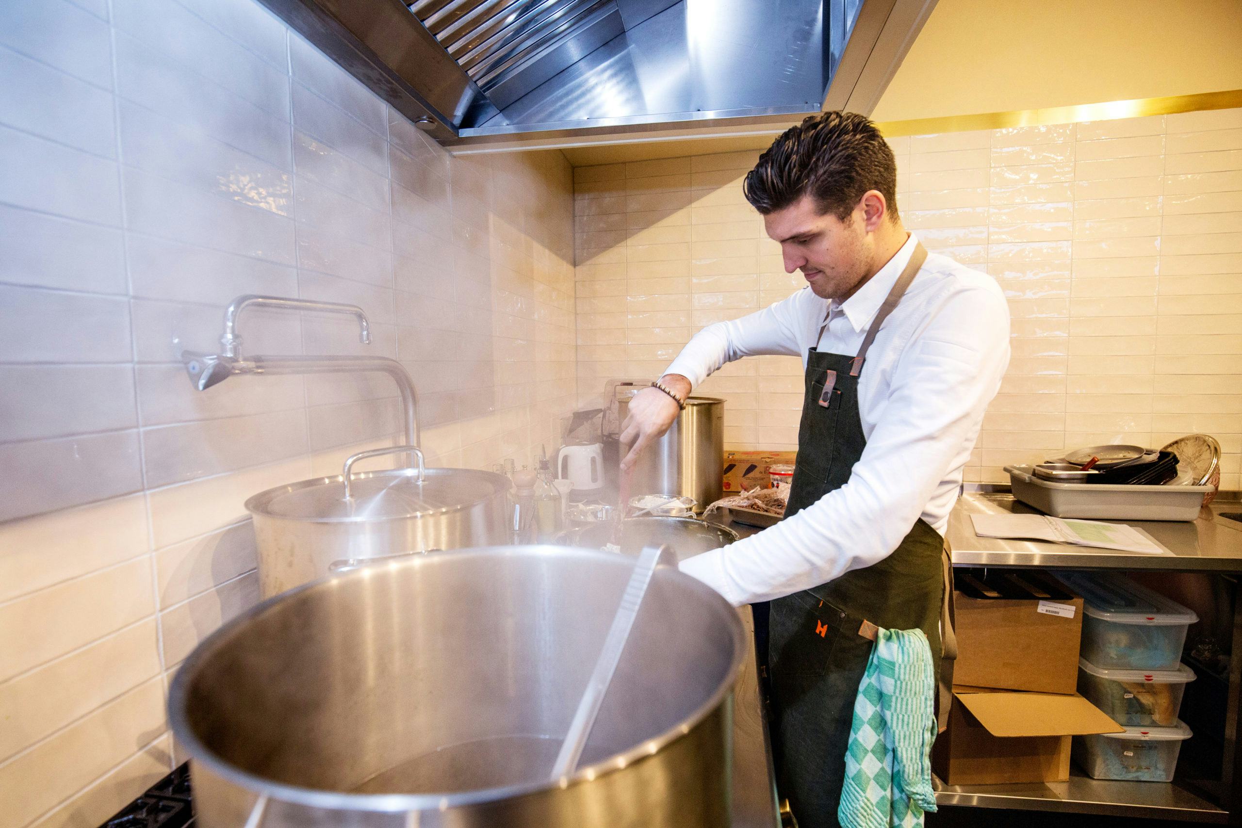 Brian Steevens bezig met mise en place bij Croquetten Boutique. Foto: Herbert Wiggerman.