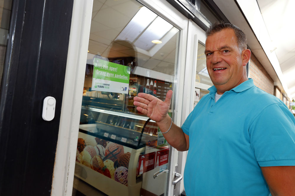 Henk Boom van 
Cafetaria Eikenbosch in Berkel-Enschot hoopt met het deurbeleid overvallers af te schrikken.  Foto: Bert Jansen Fotopersburo