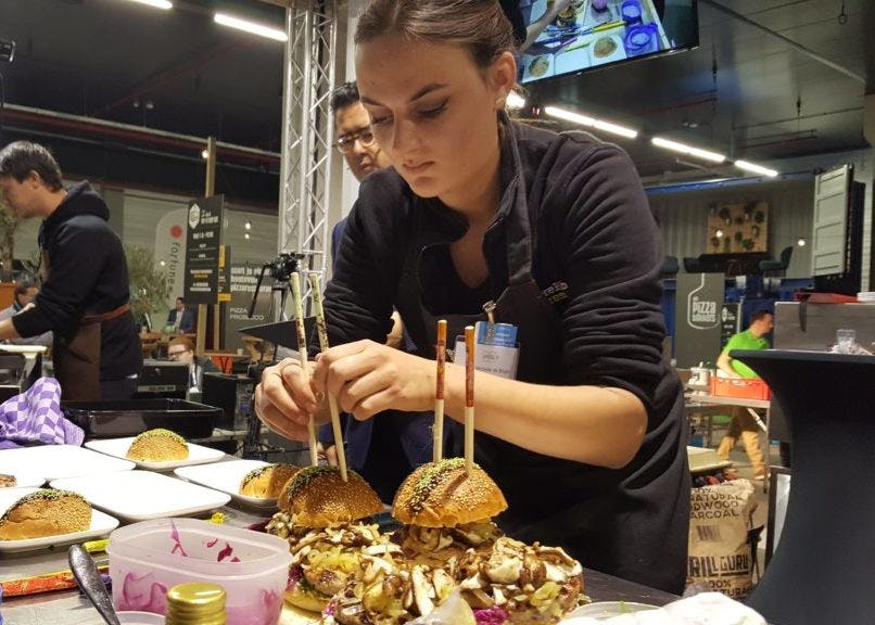 Michelle de Bruijn, van Spare Rib Express Den Haag, hard aan het werk met haar Tokio Burger.