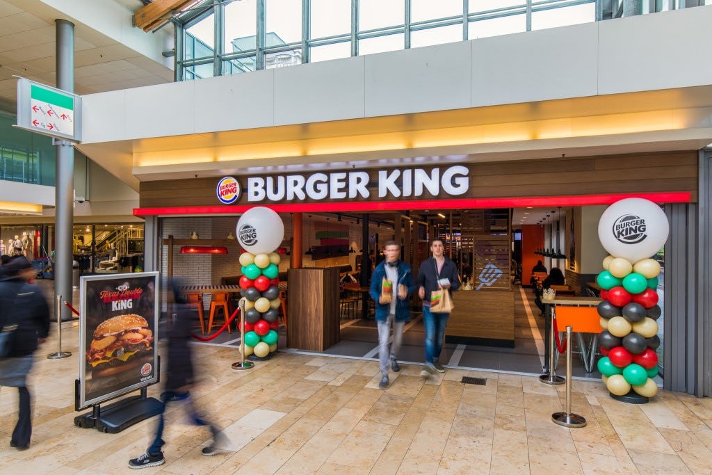 De nieuwe Burger King in Rotterdam is gevestigd naast de metrohalte. © Twycer / www.twycer.nl