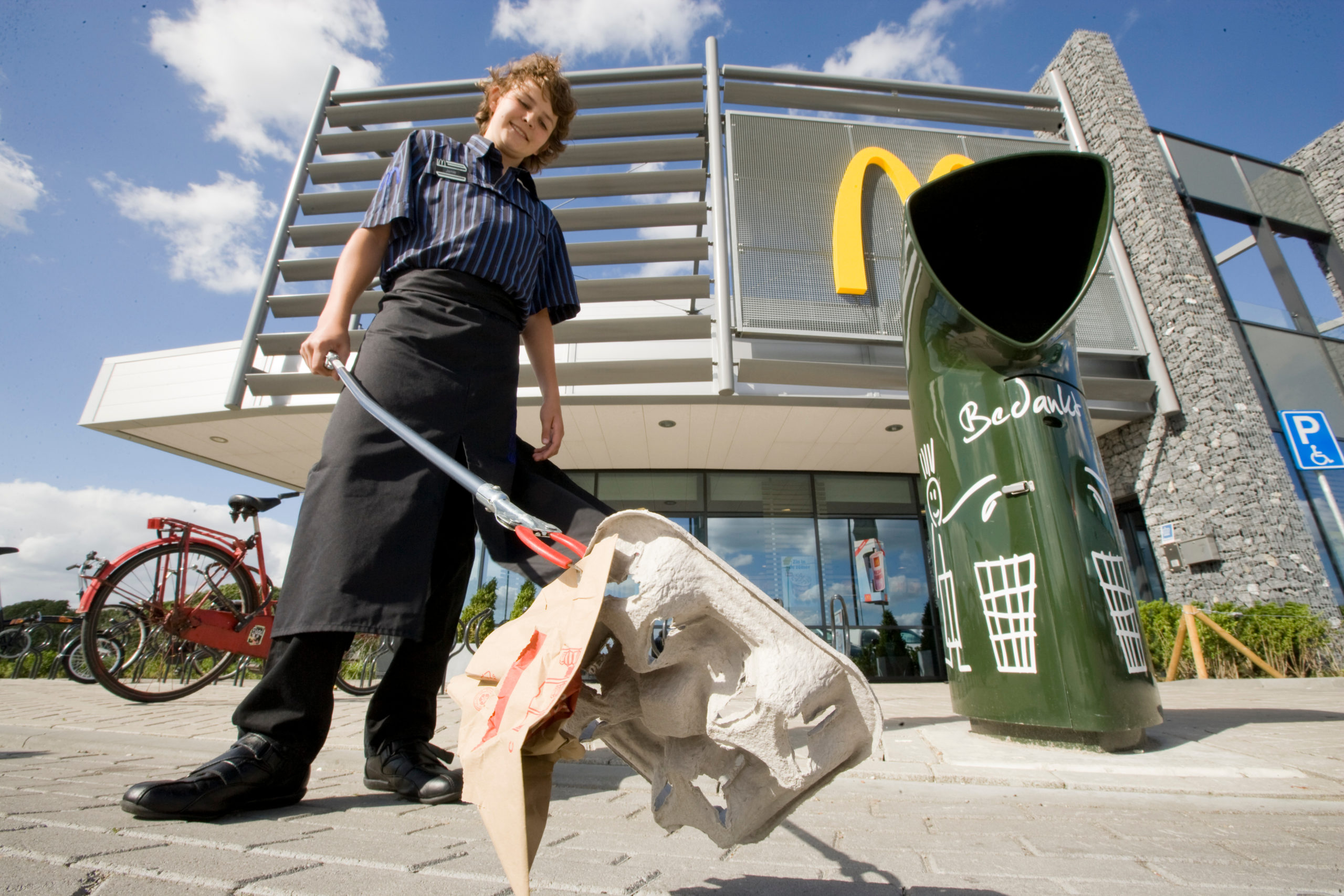 McDonald's-medewerker in Kampen prikt vuil buiten.