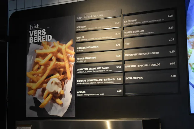 AH to go verkoopt vers bereide friet langs de snelweg A1 bij Ugchelen.