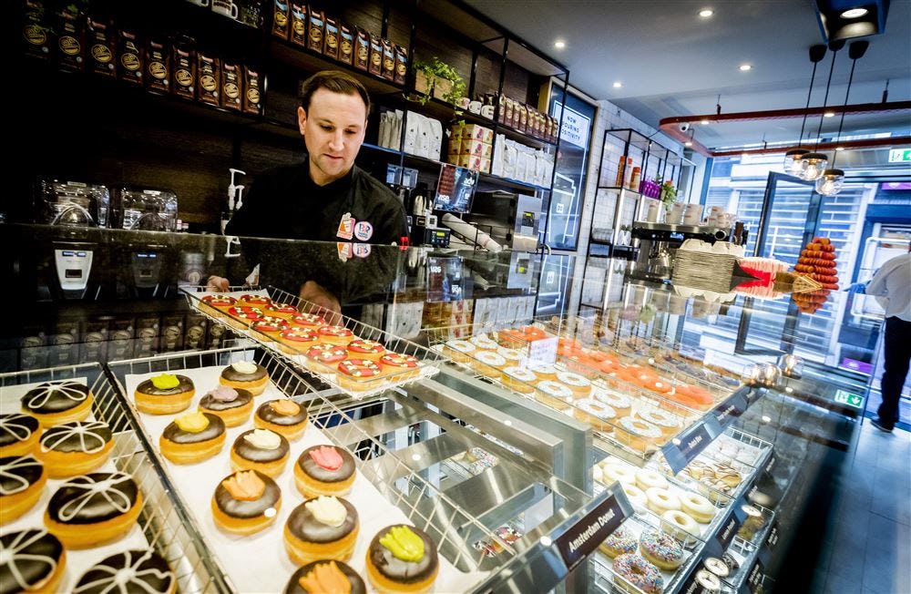 De eerste Nederlandse vestiging van Dunkin' Donuts opende in Amsterdam.