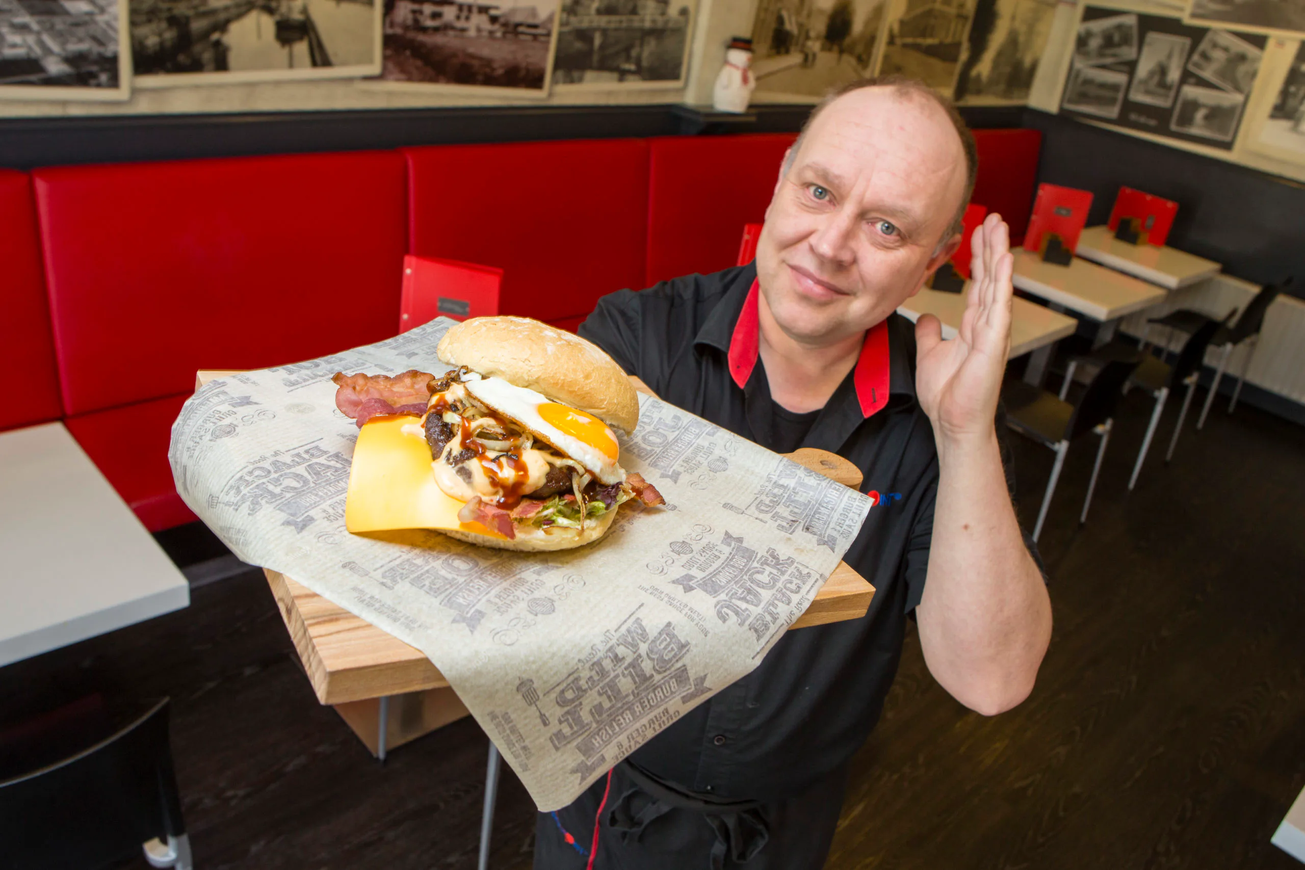 Menno de Koe van Snackpoint De Passage met de Buffelburger.