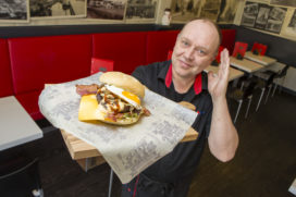 Menno de Koe met zijn beroemde Buffelburger. 