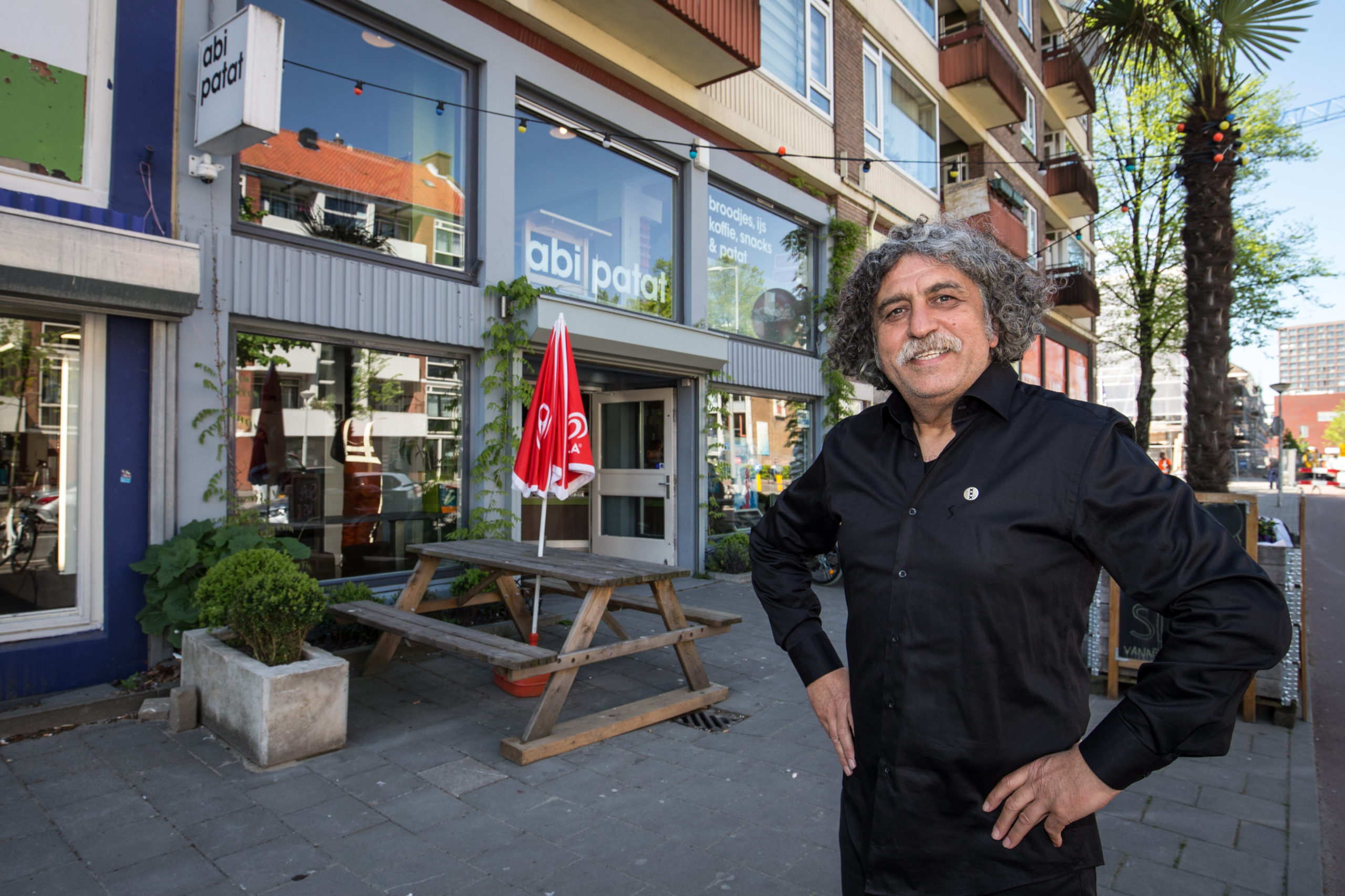 Selahattin Vural van Abi Patat met zijn Amsterdamspeld. ©Sebastiaan Rozendaal