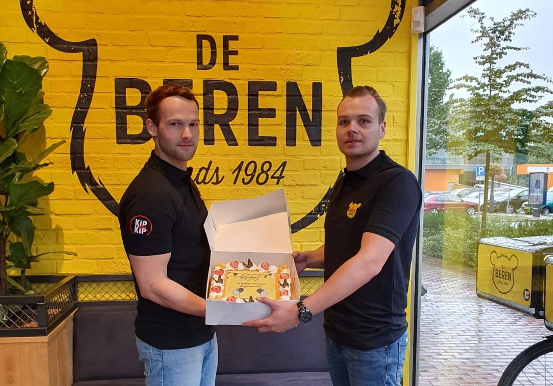Franchisenemers Max de Lange en Vincent Verweij tijdens de opening van bezorgrestaurant De Beren Leiden-Zuid