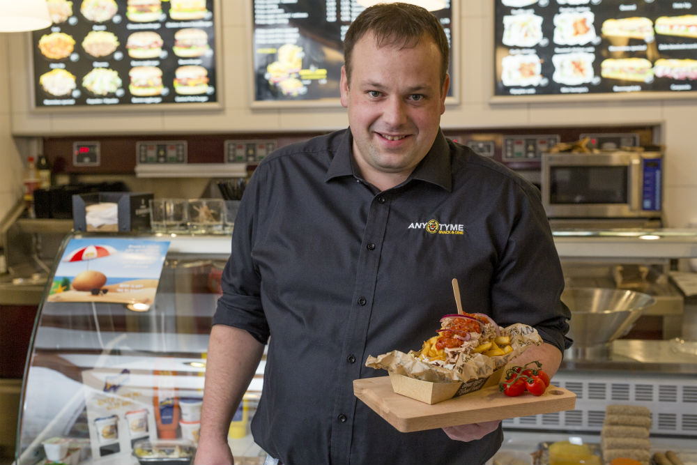 Peter Smulders van AnyTyme 't Vosje met zijn bijzondere friettopping. Foto: Studio38c
