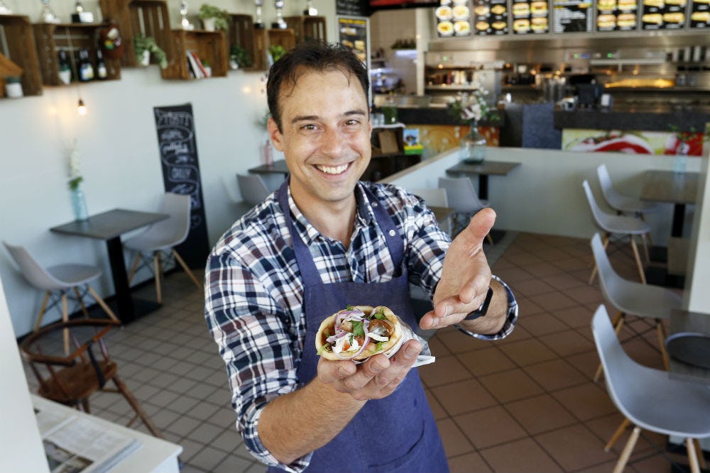 Vincent Oud met zijn Pita Gyros. Foto: Ton Kastermans Fotografie