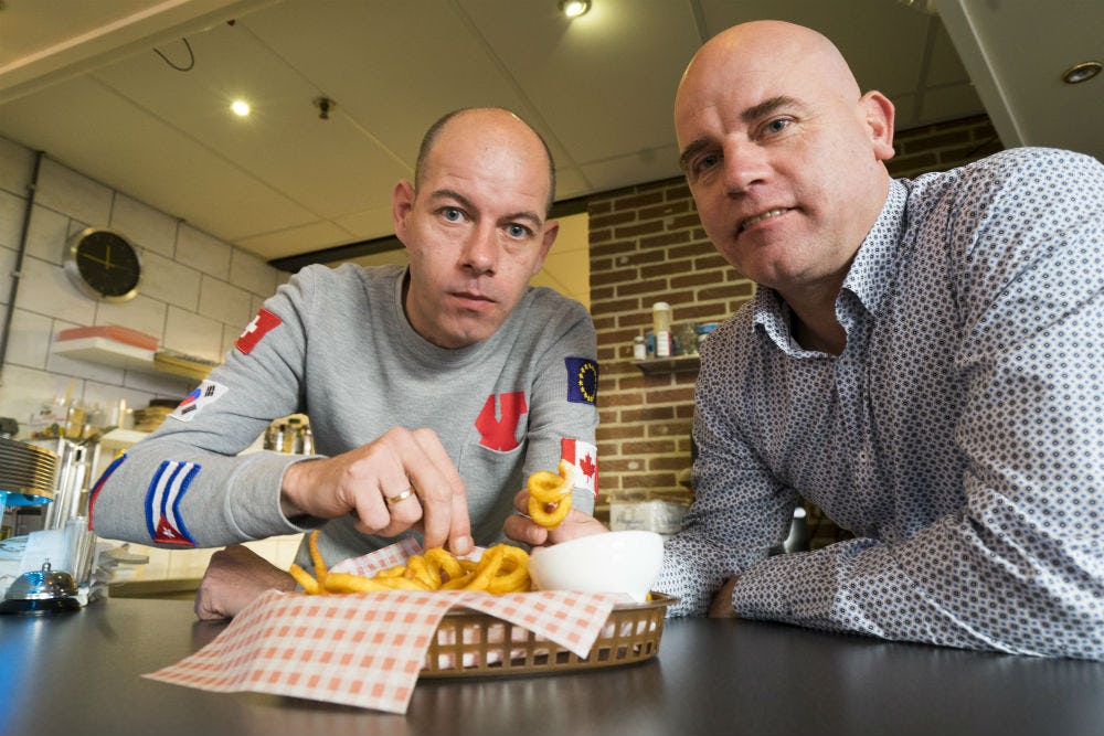 Dirk (links) en Hendrik de Gooijer bij Lunchcafé Sixty Eight in Hoogeveen. Foto: VanVlietFotografie.