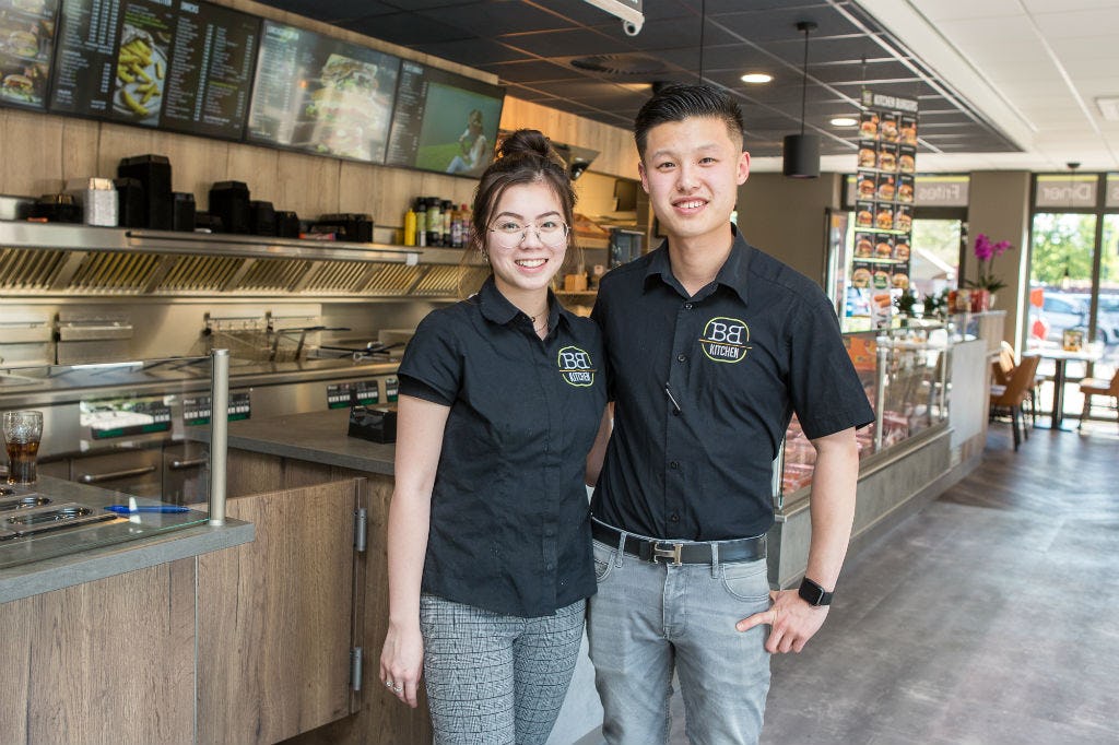 Franchisenemer Wenjie Qiu runt Big Bread Kitchen Hilvarenbeek. Hij wordt ondersteund door zijn vriendin Xiyu Wang. Foto: Peter Roek