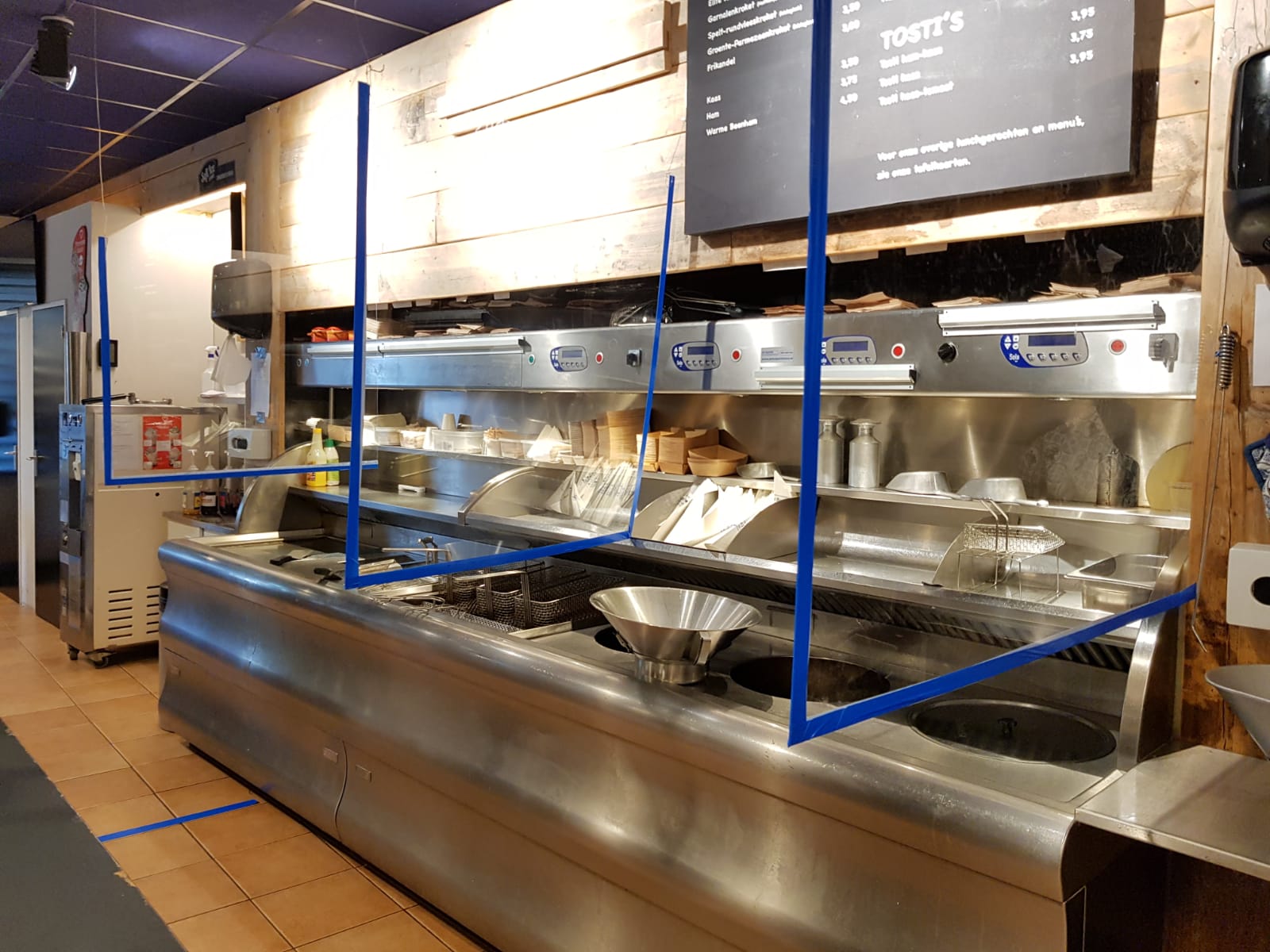 Plexiglas tussen medewerkers aan de bakwand bij Friethuys Bij de Boer  