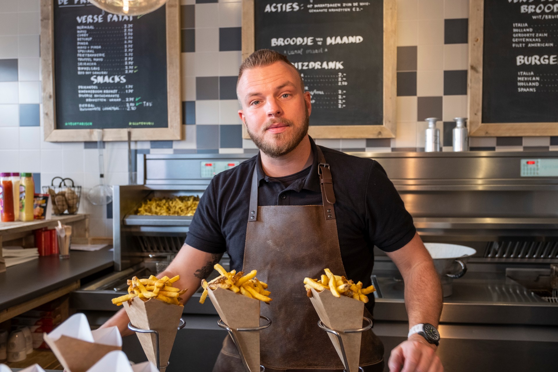 Bjorn Tooren van De Frietbakkerie gaat tot de vroege ochtend door  tijdens de TT. Beeld: VanVlietFotografie. 