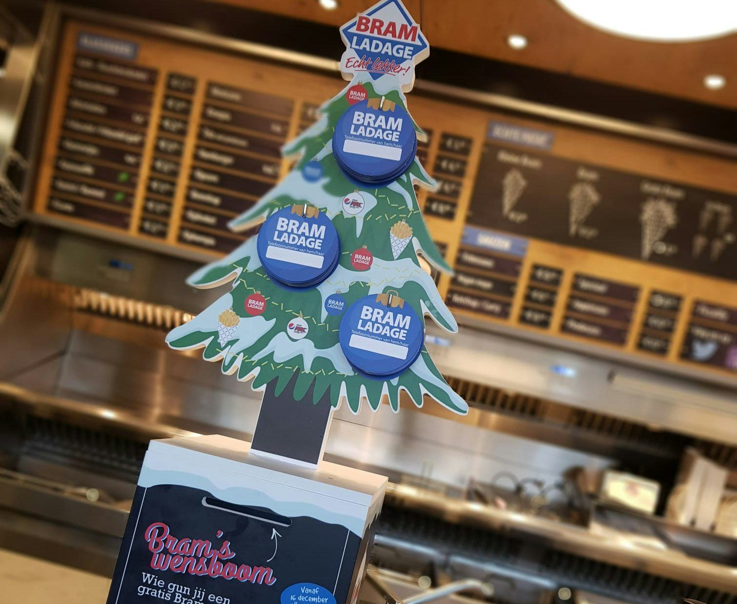 Bram Ladage geeft in de week voor kerst ruim 400 gratis patatjes weg