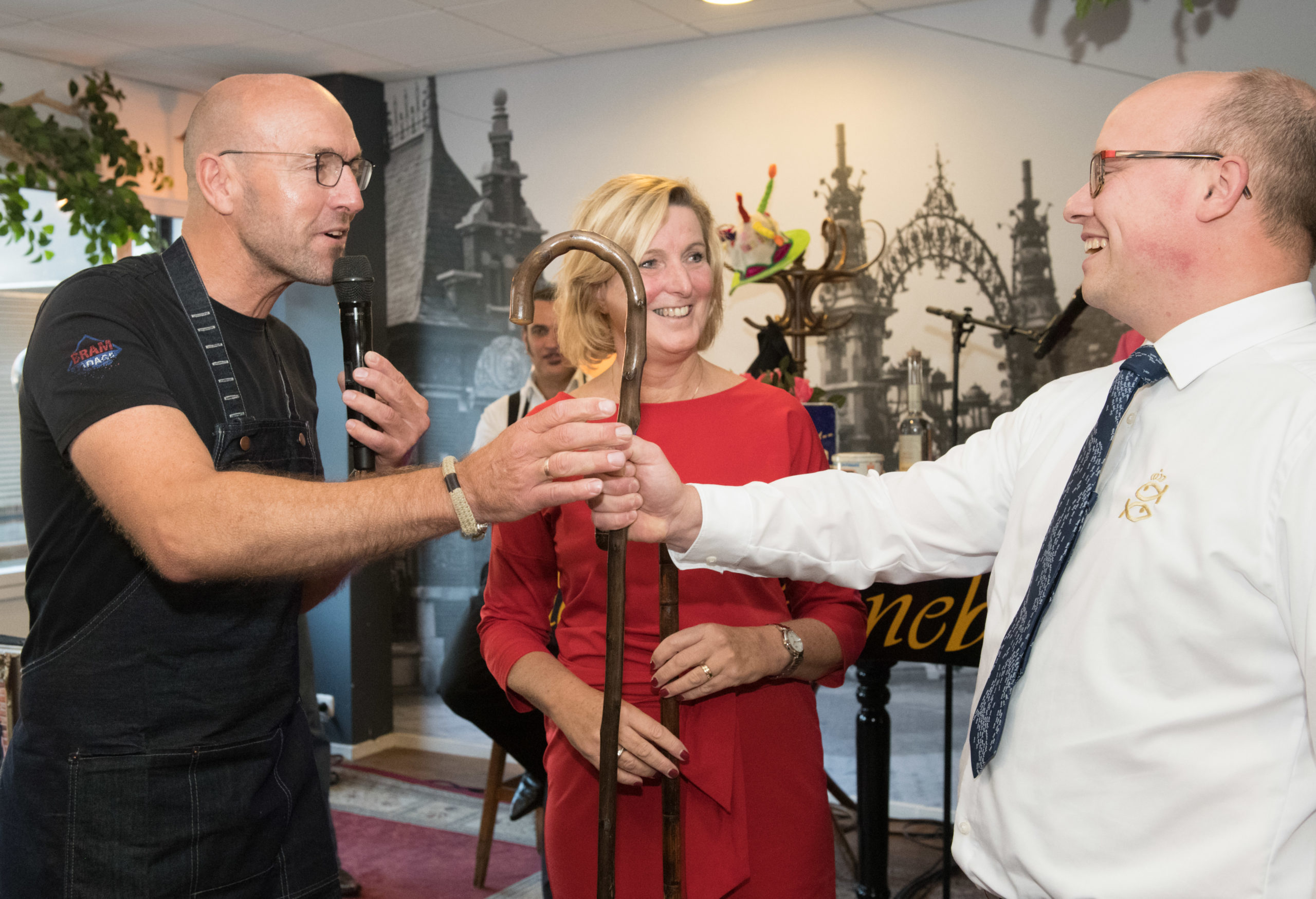 Bram Ladage bakte 111 kilo friet voor Rotterdamse ouderen en draagt het stokje nu over aan Schmidt Zeevis. Foto: Bram Ladage