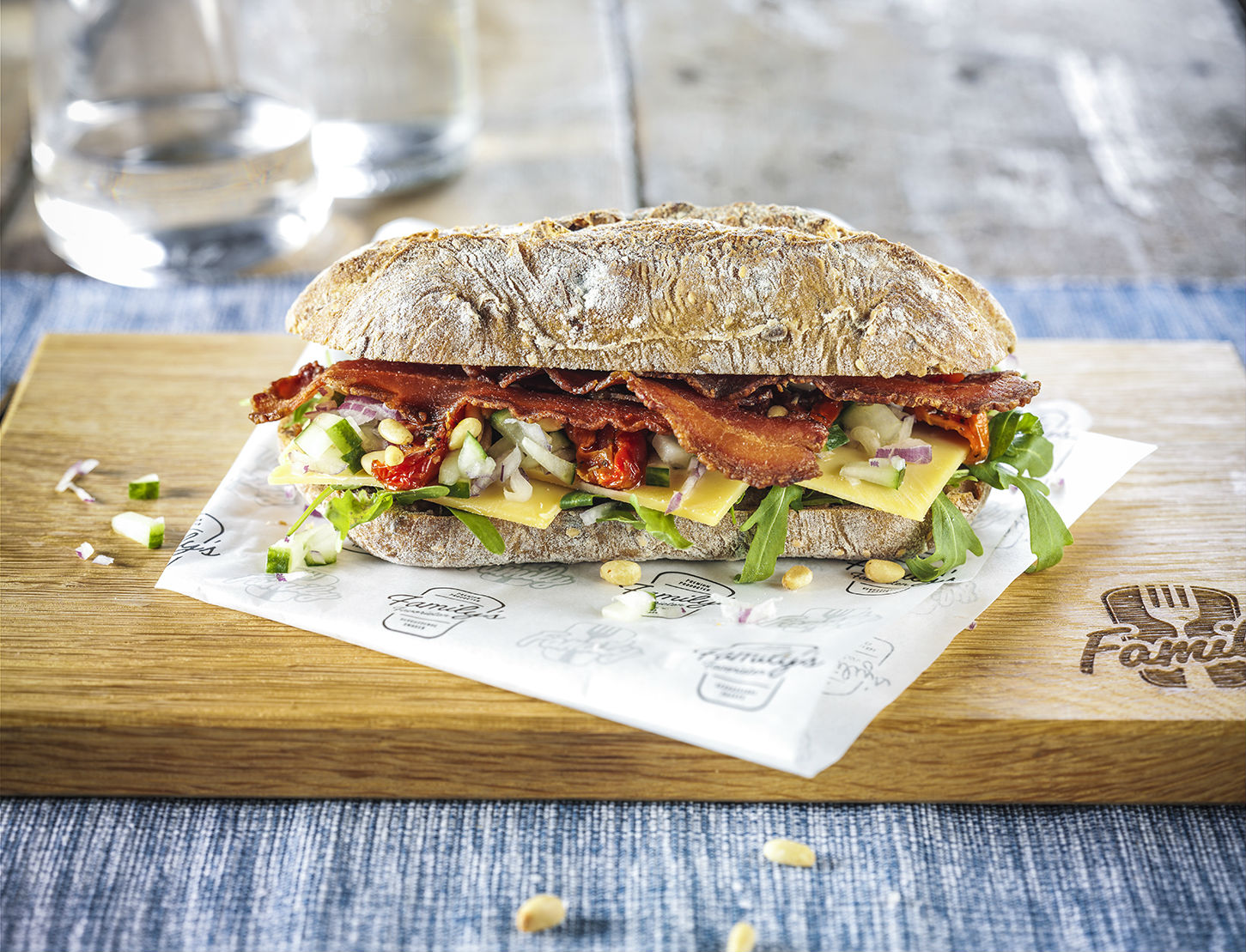 Broodje Old Amsterdam met bacon. 