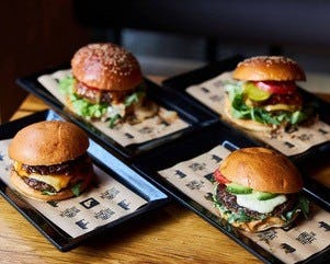 Burger Bar geeft gratis hamburgermenu aan Amsterdamse daklozen