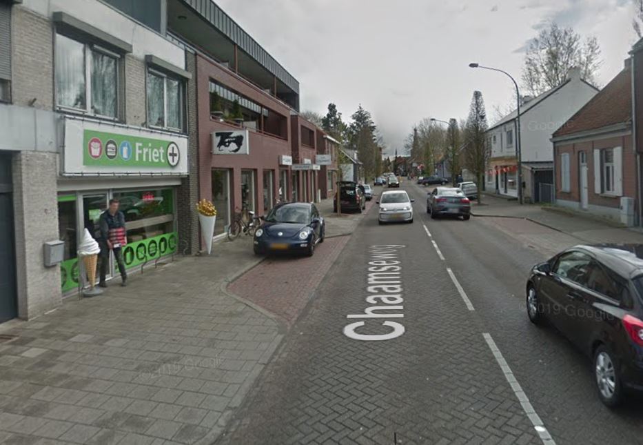 Cafetaria Friet+ in Baarle-Nassau. De overkant van de weg is België.