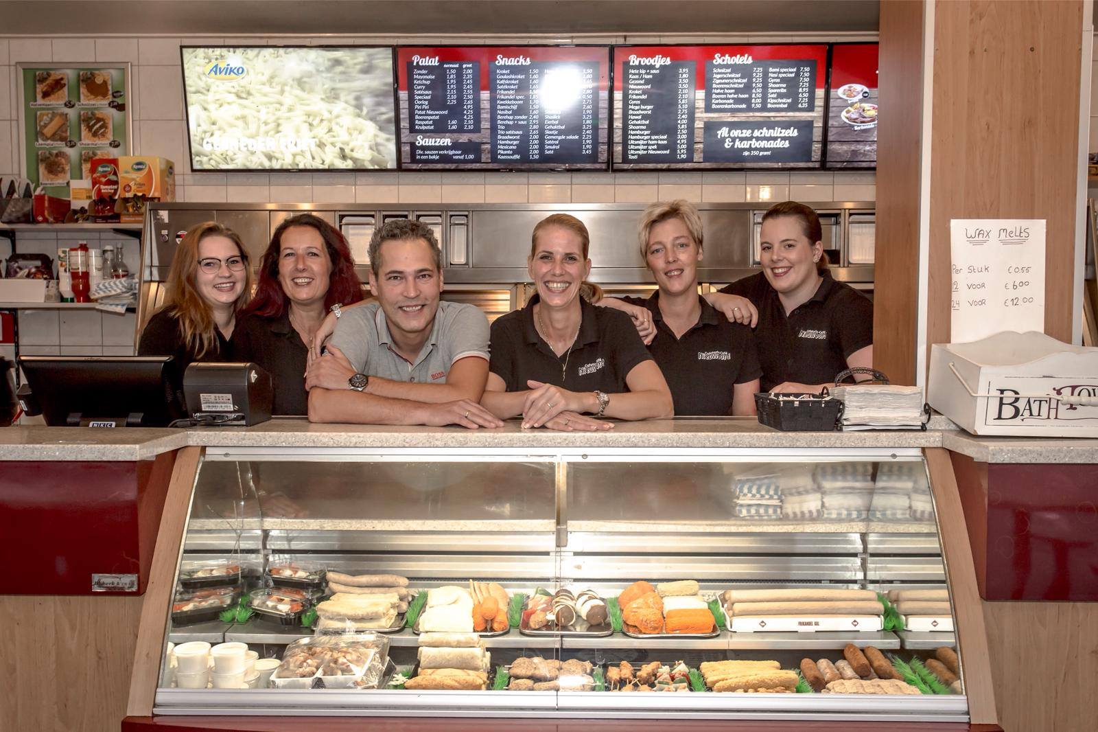 Het team van cafetaria Nieuwoord (in de oude situatie. In het midden Emill en Gea Winter.