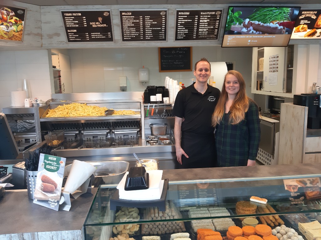 Danny Ketting en zijn vrouw Maxime zijn vanaf 2 juni de eigenaren van cafetaria Nieuwveld in Hoogvliet.