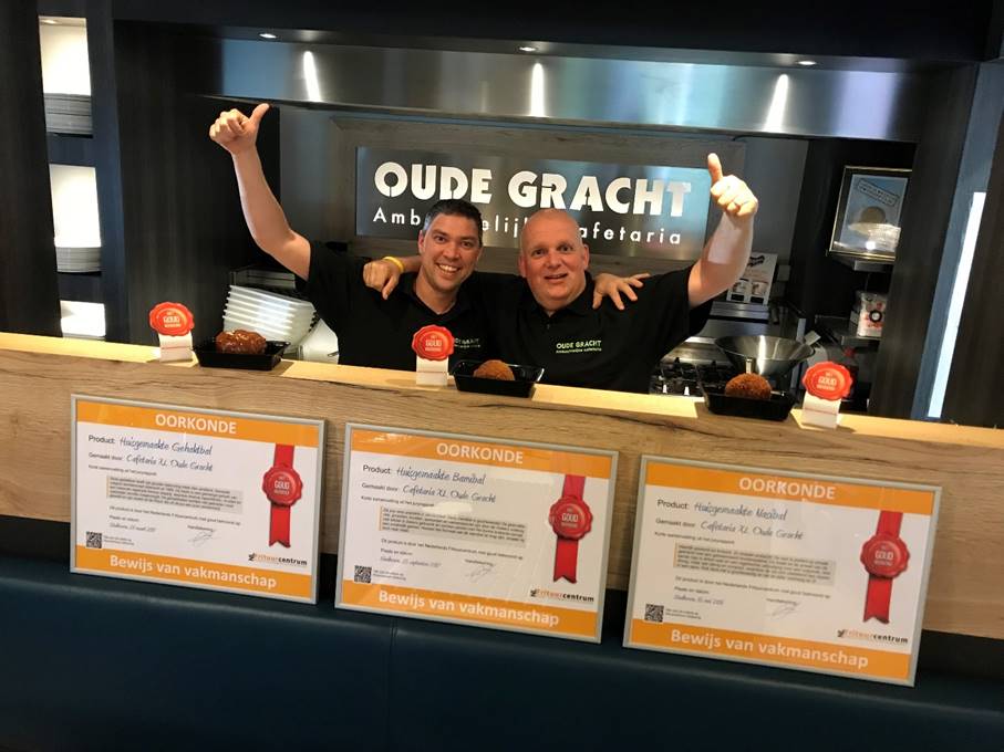 Bedrijfsleider Randy Adam (links) en eigenaar Harald van Ballegooijen van Cafetaria XL Oude Gracht in Eindhoven, met drie certificaten voor huisgemaakte snacks. Foto: Nederlands Frituurcentrum