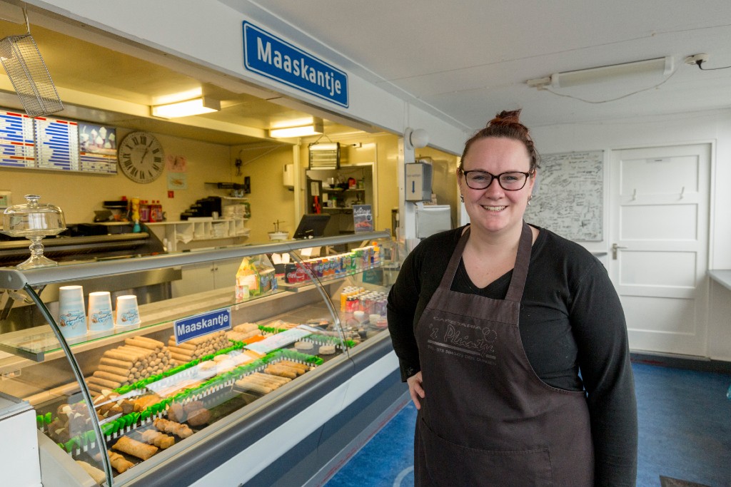 Melissa van Hintum in de oude frietkot. Foto; Studio38c
