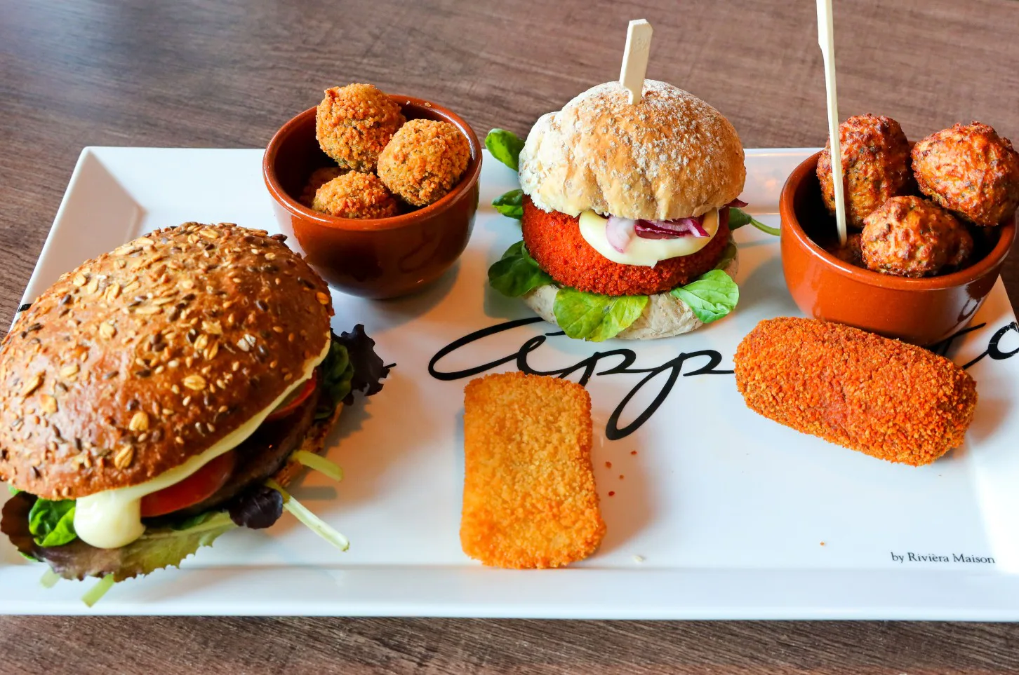 Vegetarisch snacken bij Chez Mariëlle in Eindhoven: een broodje vegetarische bamischijf, een broodje vegetarische kipcorn, vegetarische gehaktballetjes en de vegaburger op een bruine bol. Foto: Bert Jansen