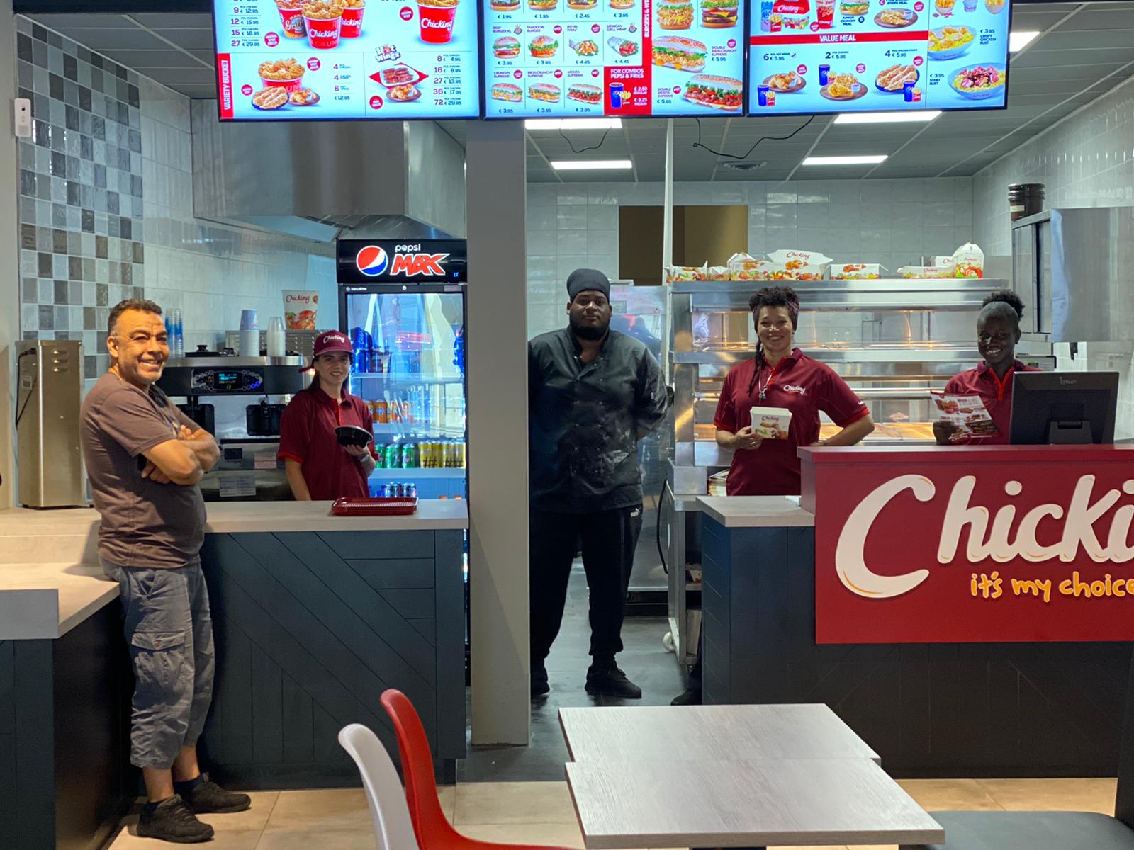 Het Chicking-team in Zwolle, met links master franchisenemer Achmed Elzrka