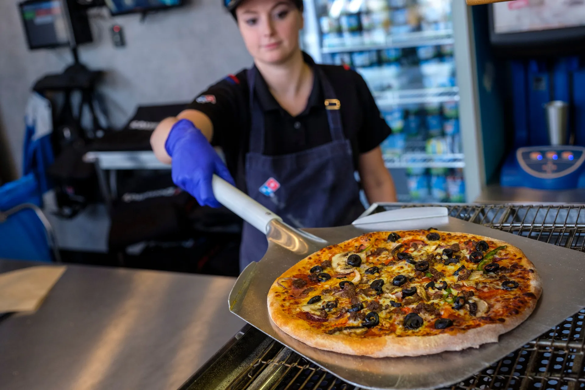 Een medewerker van Domino's in Vlaardingen. (c) Fotobureau Roel Dijkstra / Foto: Fred Libochant.