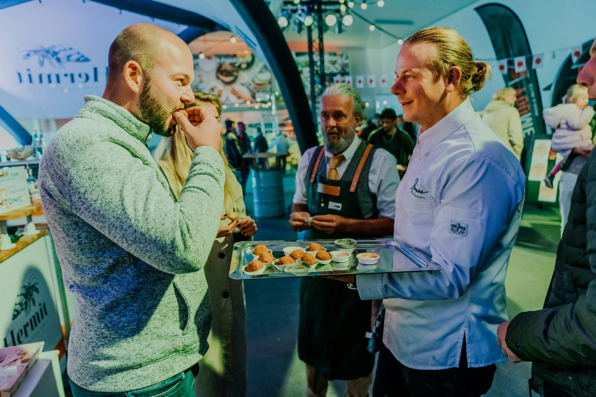 Tom de Heij, eigenaar van de Haagsche Croquetterij, tijdens een proeverij.