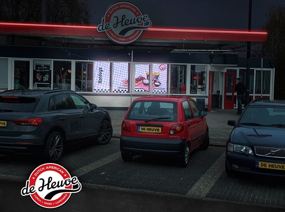 Cafetaria De Heuve vermaakt wachtende klanten met groot led-scherm